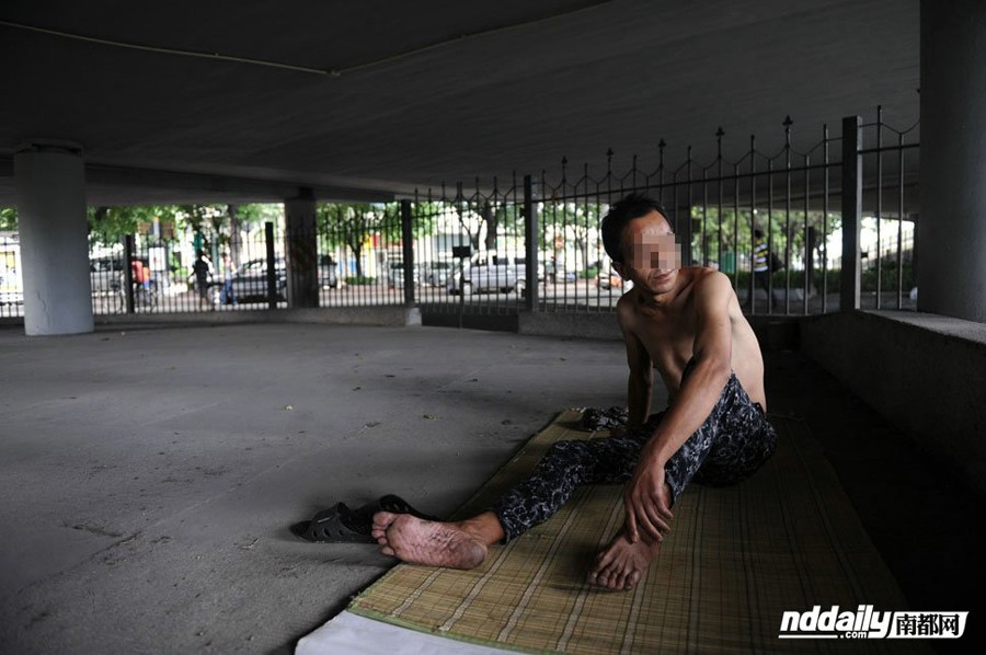 　7月3日晚，廣州市建委工作人員回應(yīng)稱，10年前，為防止流浪漢留宿橋底影響市容，市政園林局建了水泥錐，后來橋底綠化，僅保留極少部分。近幾年早就不新建水泥錐了。圖為在客村立交，來自甘肅的老吳精神有點(diǎn)不正常，這里經(jīng)常躺著幾十個(gè)流浪者，他們的衣服晾在橋墩上。