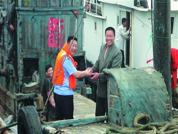 漁船熄火被風浪裹挾撞向堤岸 起火進水水深火熱