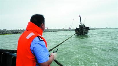 漁船熄火被風浪裹挾撞向堤岸 起火進水水深火熱