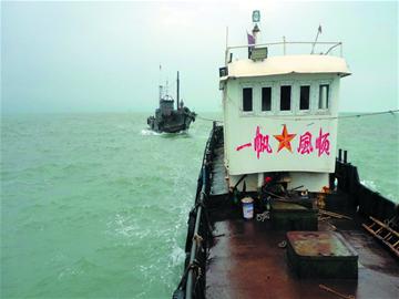 漁船熄火被風浪裹挾撞向堤岸 起火進水水深火熱