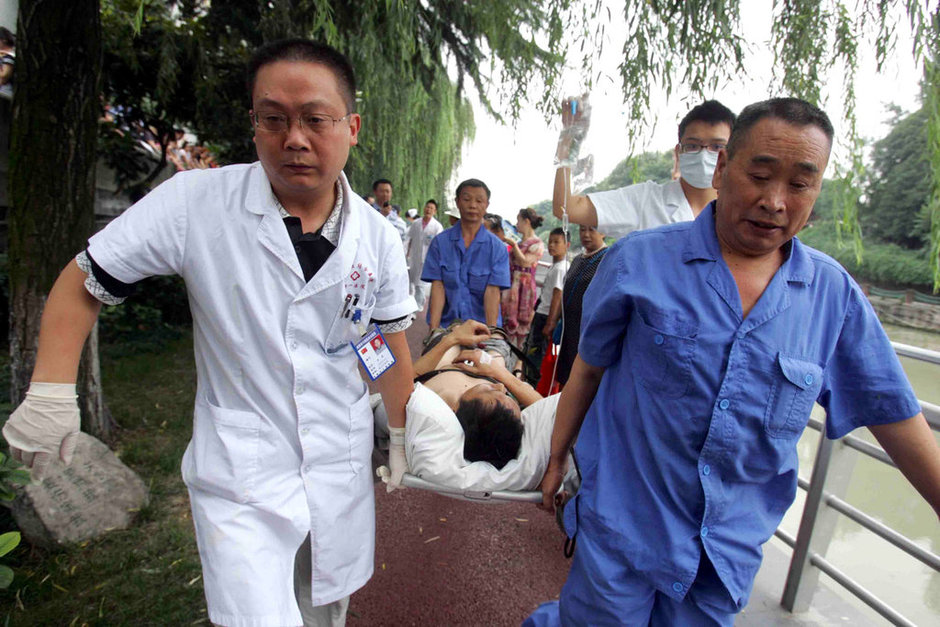 成都醉酒男子當街切腹自殺獲救