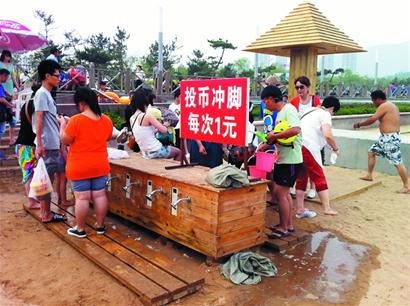 青島海邊游客爆滿 一浴10萬石老人6萬