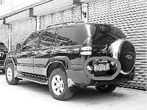 潼關(guān)縣政府院內(nèi)停放的豐田霸道，車牌號(hào)為陜EV0618