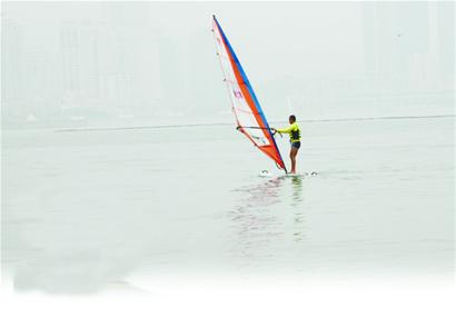 盲人哥懷揣4千元獨(dú)游東南亞4國(guó) 來(lái)青島練帆板挑戰(zhàn)全國(guó)賽