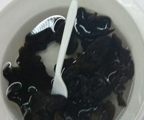 沃爾瑪一級(jí)黑木耳一泡變白 樂(lè)天馬特價(jià)格欺詐