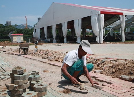 第22屆青島國(guó)際啤酒節(jié)狂歡大道開(kāi)始硬化