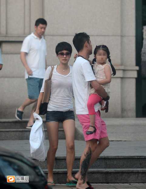 文章馬伊琍抱愛(ài)女吃飯