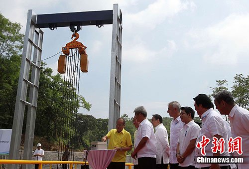 圖為阿基諾總統(tǒng)在開(kāi)通儀式上按下通水按鈕。中新社發(fā) manacanang 攝