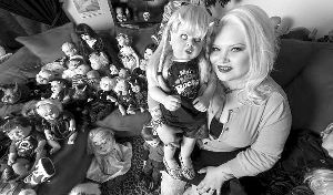 女子收藏500個恐怖娃娃 經(jīng)常帶娃娃逛街