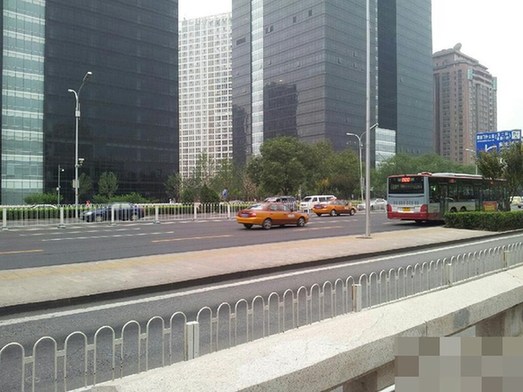 北京發(fā)最低級(jí)別暴雨預(yù)警 全城躲雨