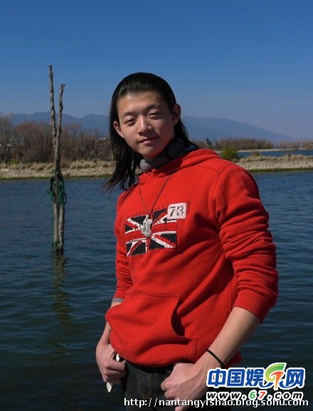 火風(fēng)22歲兒子霍尊帥氣私照曝光 音樂天賦出眾