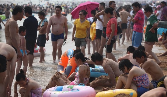 青島桑拿天傷不起 浴場(chǎng)爆滿盡是人海不見(jiàn)海