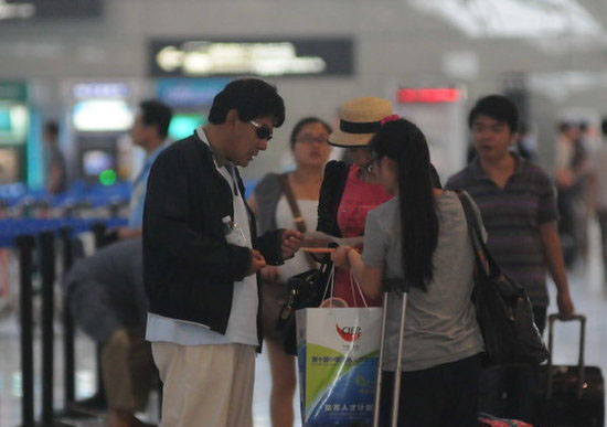 朱時茂與神秘女子同行熱聊