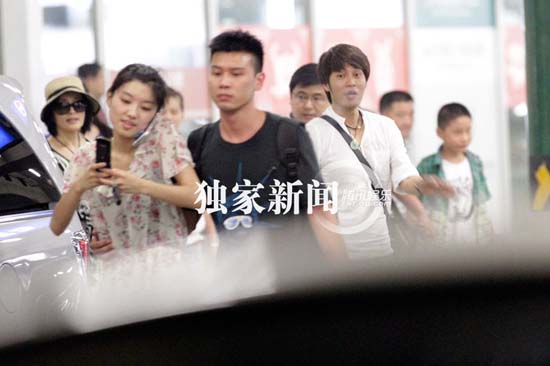 劉曉慶熱褲高跟鞋扮潮 神秘帥哥全程緊貼親密說(shuō)笑