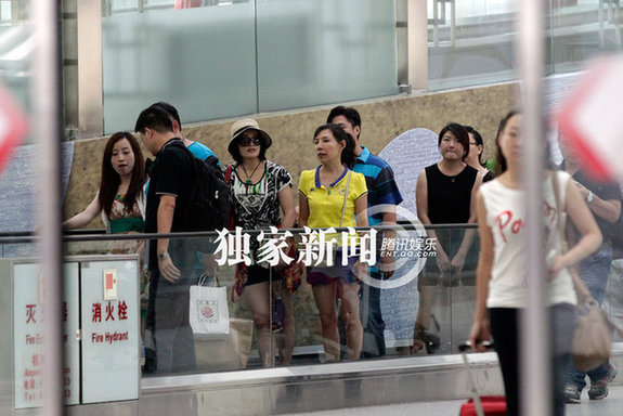 劉曉慶逆生長穿熱褲露大腿 與帥氣男子調笑