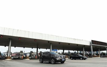 四個(gè)國家法定節(jié)假日開小車上高速免費(fèi) 可省四成費(fèi)用