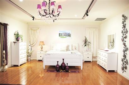 家具設(shè)計(jì)師刀尖上舞蹈 洋妞來青島成中國通