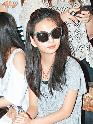 戴著墨鏡的沈月，雖然只有11歲，但表現(xiàn)淡定，極具大將之風(fēng)。