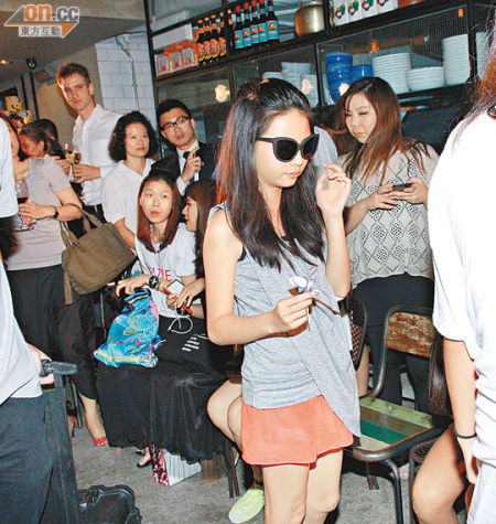 沈月高調(diào)現(xiàn)身，沒有絲毫大小姐排場。