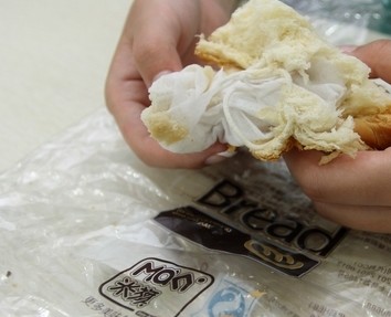 米旗面包吃出疑似口罩異物 網(wǎng)友還原口罩來(lái)歷