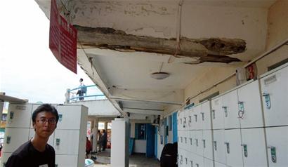 前海一線浴場(chǎng)集體整容 棧橋沙灘漂浮無數(shù)垃圾