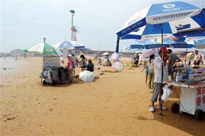 前海一線浴場(chǎng)集體整容 棧橋沙灘漂浮無數(shù)垃圾