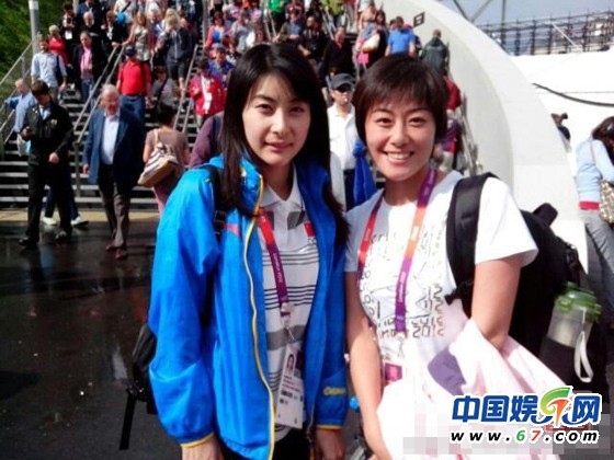 央視跳水女解說(shuō)張萌萌與郭晶晶合影