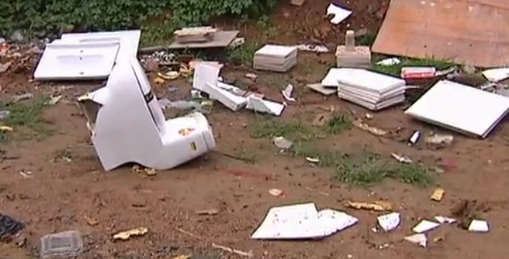 青島中南世紀(jì)城物業(yè)變悍匪打砸業(yè)主門(mén)頭 20人破窗而入