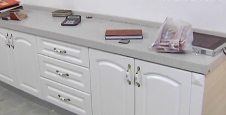 青島中南世紀(jì)城物業(yè)變悍匪打砸業(yè)主門頭 20人破窗而入