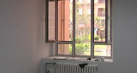 青島中南世紀城物業(yè)變悍匪打砸業(yè)主門頭 20人破窗而入