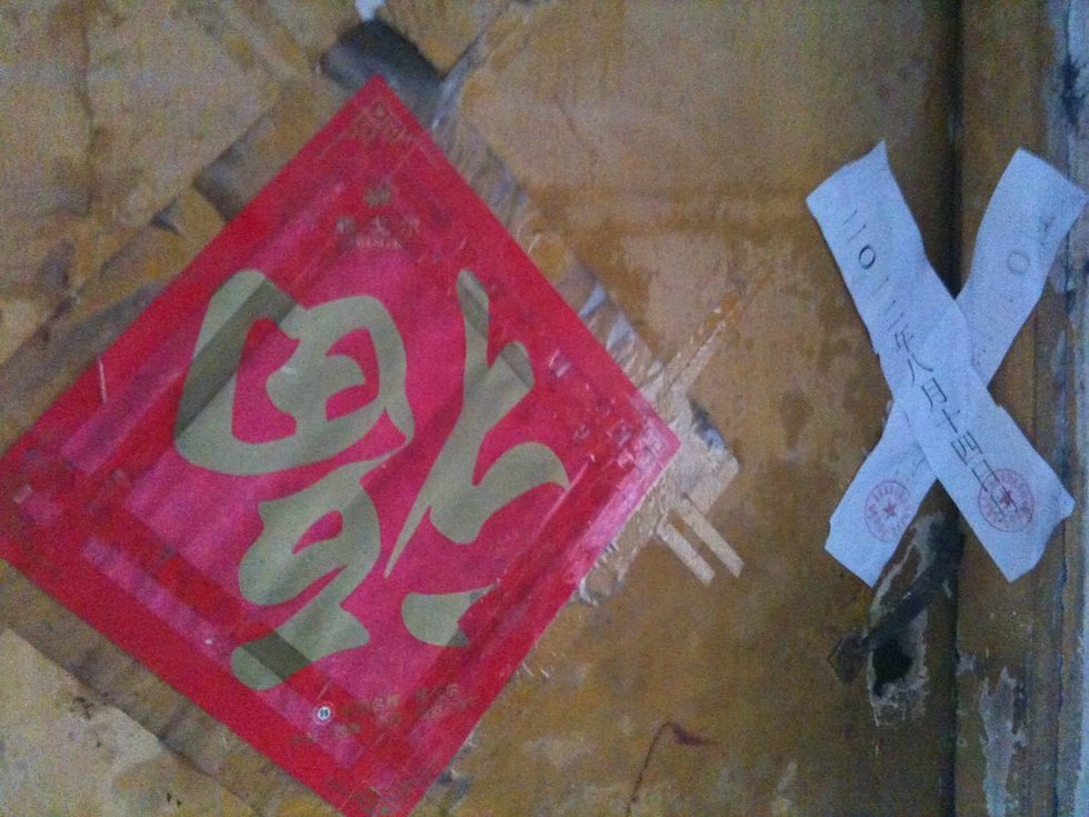 　　8月15日，重慶，張貴英居住的出租房已被警方貼上了封條。周克華雖被擊斃，但案件并未就此終結(jié)。重慶警方已將周克華的女友控制，進(jìn)行提審，進(jìn)一步尋找細(xì)節(jié)線索，確認(rèn)還有沒(méi)有其他相關(guān)聯(lián)的案件，其中包括搶走的哨兵步槍去向。