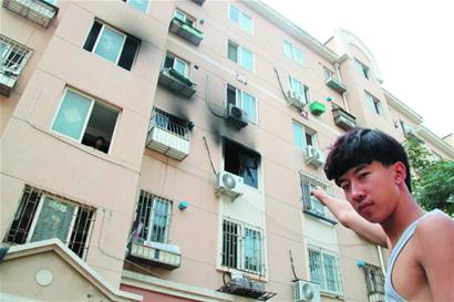 7旬老人被困熊熊大火 16歲帥哥沖火場救人險窒息