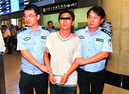 餐館領班清早躺菜刀血泊 兇手潛逃16年