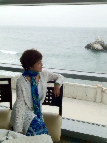 劉曉慶美國(guó)度假照曝光 皮膚白嫩似青春重現(xiàn)