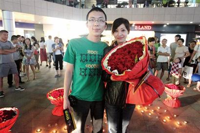 小伙999朵玫瑰告白挽回分手女友芳心