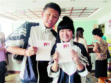 小情侶穿高中校服領結婚證