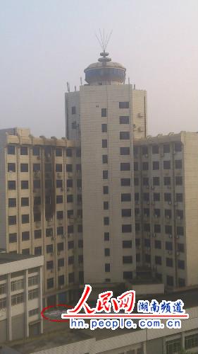 室外的空調(diào)外掛曾是四人拼命抓住的“救命稻草”。