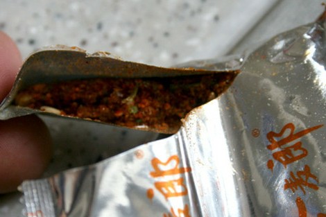 今麥郎方便面吃出香煙過(guò)濾嘴 切成方塊似肉丁