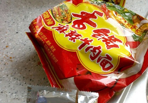 今麥郎方便面吃出香煙過(guò)濾嘴 切成方塊似肉丁