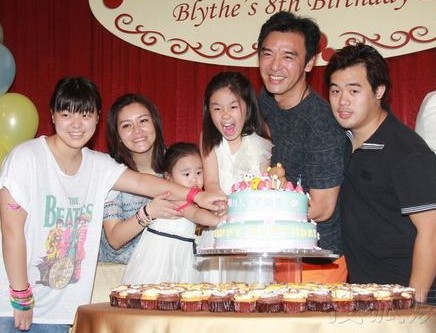 鐘鎮(zhèn)濤三女兒拜上海富豪為干爹 跪收百萬(wàn)現(xiàn)金