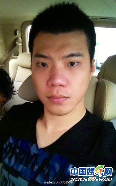 黃奕男友黃毅清發(fā)2人合影后秒刪 車內(nèi)親密共處