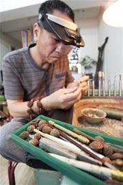 桃核可作畫(huà)刻刀走龍蛇