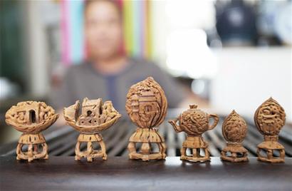 桃核可作畫(huà)刻刀走龍蛇