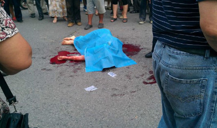 男子當(dāng)街砍死女友 拖行百余米