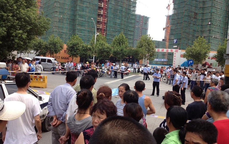 男子當(dāng)街砍死女友 拖行百余米