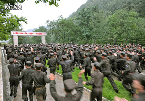 金正恩夫婦結束視察 歸途中瞻仰金日成金正日銅像