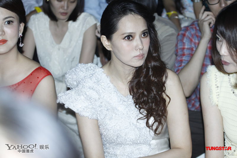 伊能靜亮相神似吸血鬼 見(jiàn)牙不見(jiàn)眼聊得歡