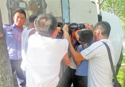 運鈔車側翻全車人受傷 5000萬現金被壓