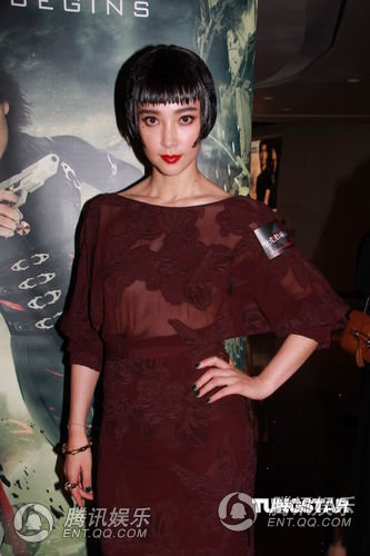 李冰冰冷艷造型曝光 超短發(fā)露背紅紗透視顛覆形象