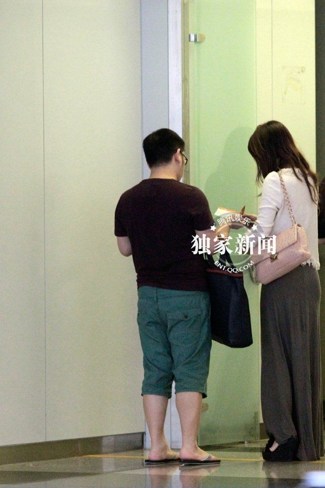 柳巖不秀性感玩優(yōu)雅 遭索要簽名應對慌張